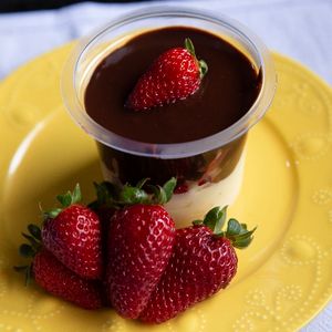 imagem do produto Bombom de morango no pote