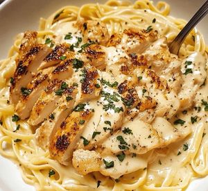 imagem do produto Spaghetti Alfredo com frango grelhado