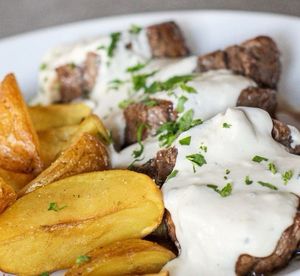 imagem do produto Filé ao creme de gorgonzola com batatas rústicas.