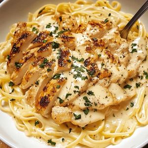 imagem do produto Spaghetti Alfredo com frango grelhado 