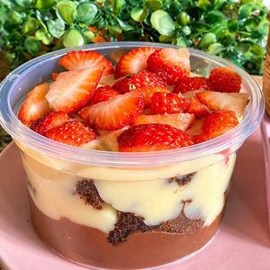 imagem do produto Bronwie no pote com morangos 
