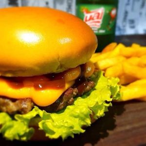 imagem do produto Combo FAMÍLIA - 4 Burguer gourmet +4batata + refri uai
