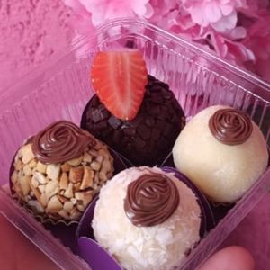 imagem do produto Caixa da Alegria - 4 Und Brigadeiro Misto 