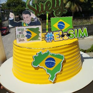 imagem do produto Bolo (G) serve em média de 30 a 35 pessoas