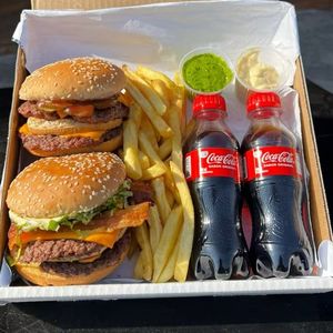 imagem do produto Combo Burger na Caixa (02 pessoas) + Fritas + Molhos Especiais + 02 Coca Normal