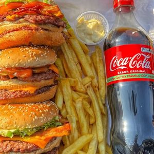 imagem do produto Combo Burger (03 pessoas) + Fritas + Molhos Especiais + Coca Normal 600ml