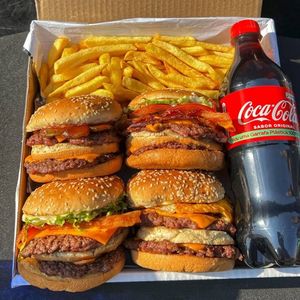 imagem do produto Combo Burger (04 pessoas) + Fritas + Molhos Especiais + Coca Normal 600ml
