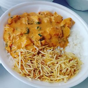 imagem do produto Strogonoff de frango - Arroz, batata palha, legumes e salada