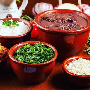 imagem do produto Feijoada serve 4 pessoas - Acompanha- Arroz, bisteca, vinagrete, couve, torresmo, farofa 