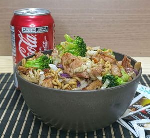 imagem do produto Yakisoba Box 600gr + refrigerante lata