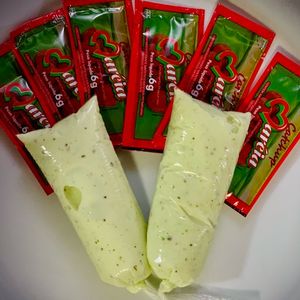 imagem do produto adicional kit com 2 maioneses mais 6 sache de ketchup