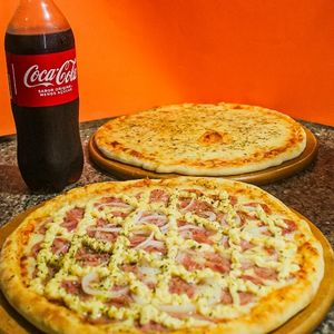 imagem do produto Combo Gigante: 2 Pizzas Família + 2 Coca 1L