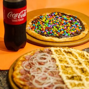 imagem do produto Pizza Família + Pizza Pequena Doce + Coca-Cola 1L