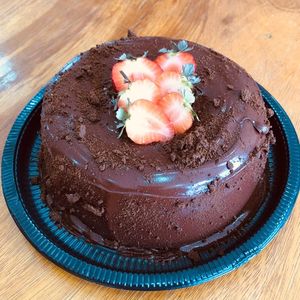 imagem do produto Chocolate suiço com crowtons ao leite, finalizado com morango