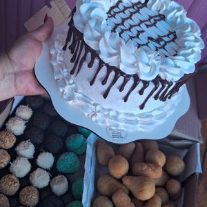 imagem do produto Kit festa pequeno ( 10 pessoas ) . Bolo de 1 quilo 30 doces e 30 salgados