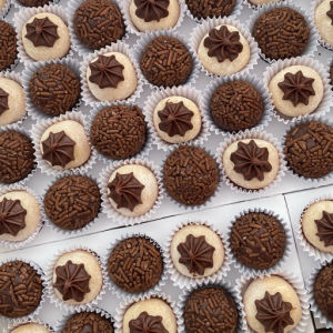 imagem do produto BRIGADEIROS (100 UNIDADES)