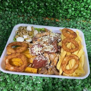imagem do produto Picadão Pequeno carne de gado ,filé de frango,porco, calabresa , coração , bacon, Batata frita, Polenta frita , salada , queijo,ovo de codorna , pão maionese anel de cebola 