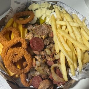 imagem do produto Picadão Médio carne de gado , filé de frango,porco,calabresa , coração ,bacon Batata frita ,Polenta frita ,salada , queijo,ovo de codorna,pão maionese anel de cebola