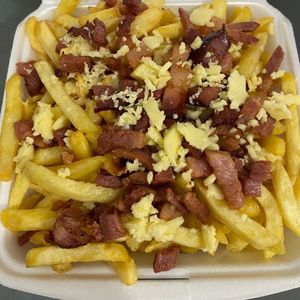 imagem do produto Batata frita Média com bacon + queijo + maionese 