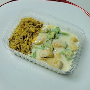 imagem do produto Jantar 10 Creme de brócolis  com frango e arroz integral  com lentilha(Calorias 350/Carboidratos 25g/Proteinas 34g/Gorduras totais 10g/Gorduras saturadas 2,5g/Gorduras trans 0g/Fibras alimentares 7g)