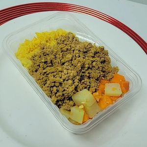 imagem do produto Jantar 08 - Patinho moído refogado,arroz integral com açafrão e legumes(cenoura e chuchu) Calorias 325/Carboidratos 35g/Gorduras totais 8g/Gorduras saturadas 3g/Gorduras trans 0g/Fibras alimentares 7g