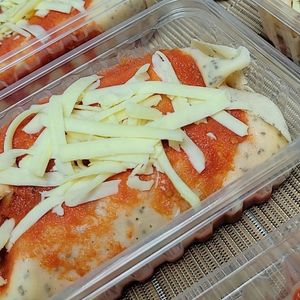 imagem do produto Jantar 02 Panquecas low carb de frango com molho de tomate artesanal e queijo lacfree(Calorias 470/Carboidratos 39g/Proteinas 58g/Gorduras totais 9g/Gorduras saturadas 3g/Gorduras trans 0g/alimentares 2g