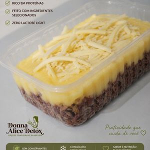 imagem do produto Jantar 06 Escondidinho fit de carne de sol desfiada com purê de macaxeira e queijo lacfree (Calorias 420/Carboidratos 36g/Proteinas 32g/Gorduras totais 16g/Gorduras saturadas 6,5/Gorduras trans 0g/Fibras alimentares 3,5)