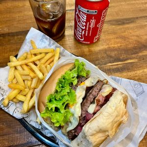 imagem do produto COMBO MONSTER + REFRIGERANTE LATA 