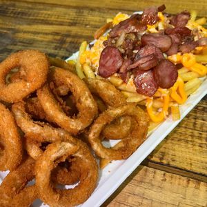 imagem do produto Batata cheddar e calabresa e anel de cebola 