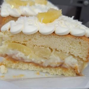 imagem do produto Fatia de bolo de cocada com doce de leite e abacaxi