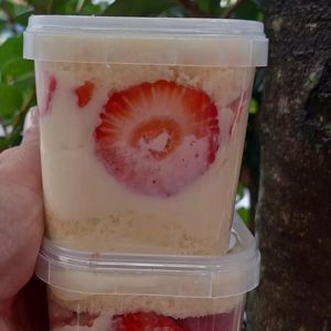 imagem do produto Bolo de pote de Ninho com morango 
