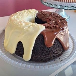imagem do produto Bolo de Chocolate Black com cobertura meio Ninho e meio Brigadeiro
