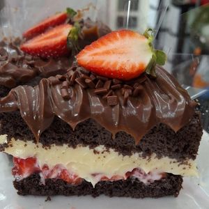 imagem do produto Fatia de bolo de ninho com morango e brigadeiro