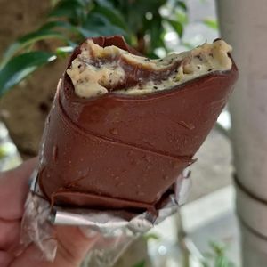 imagem do produto Picolé de Mousse de Maracujá com Brigadeiro e Banhado em Chocolate ao Leite Nobre