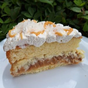 imagem do produto Fatia de bolo de cocada cremosa com doce de leite