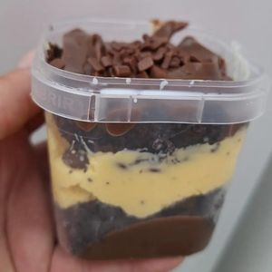 imagem do produto Bolo de pote de chocolate com mousse de maracujá e gotas de chocolate