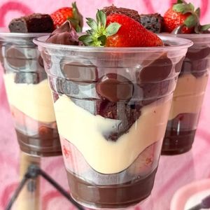 imagem do produto copo da felidade de creme de chocolate+ninho+morangos cortados frescos 