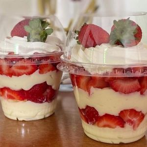 imagem do produto Copo da felicidade de ninho com morangos frescos cortados 