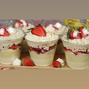 imagem do produto Copo da felicidade de ninho com geleia de morangos caseira .