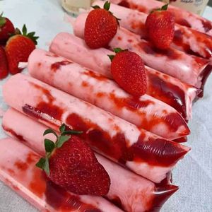 imagem do produto Geladao Gourmet sabor de morango 