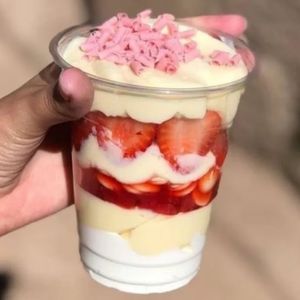 imagem do produto copo da felicidade  de ninho com morangos 