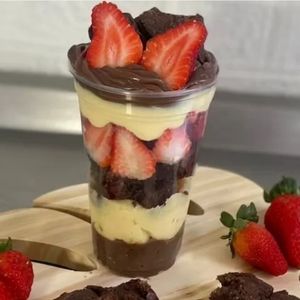 imagem do produto copo da felicidade de 250 gramas chcolate+ ninho+ brownie+ morangos frescos cortados 