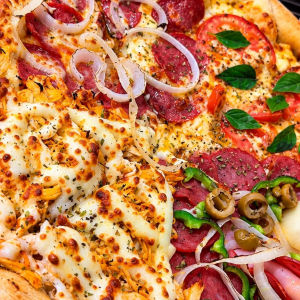 imagem do produto PIZZA 4 SABORES (8) FATIAS + REFRI 2L
