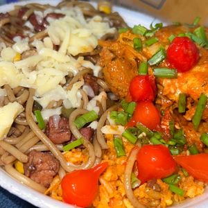 imagem do produto Metade macarrão na chapa/Metade Galinhada 