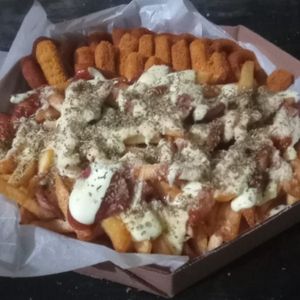 imagem do produto BATATA MALUCA GIGANTE NA CX DE 35 + ANEL DE CEBOLA + TIRINHAS DE FRANGO + OVO DE CODORNA + CHEDDAR + 2L GRÁTIS - CX DE 35 CM