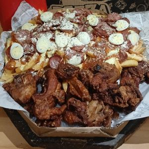 imagem do produto BATATA + FRANGO A PASSARINHO + CHEDDAR + OVO DE CODORNA+ 2L GRÁTIS - CX DE 30 CM