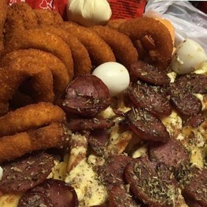 imagem do produto BATATA COM ANEL DE CEBOLA + TIRINHAS DE FRANGO + CHEDDAR + OVO DE CODORNA+ 2 GUARAVITAS GRÁTIS - CX DE 25 CM