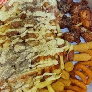 imagem do produto BATATA MALUCA GIGANTE COM ANEL DE CEBOLA + TIRINHAS DE FRANGO + FRANGO A PASSARINHO + 2L GRÁTIS -CX DE 35 CM