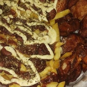 imagem do produto BATATA + FRANGO A PASSARINHO + CALABRESA + CHEDDAR + OVO DE CODORNA + 2 GUARAVITAS GRÁTIS - CX DE 25 CM