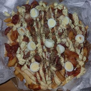 imagem do produto BATATA GRANDE NA CX DE 25 COM CALABRESA + CHEDDAR + OVO DE CODORNA - CX DE 25 CM